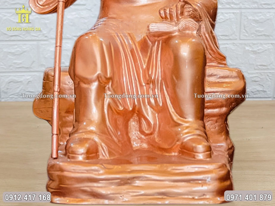 Ông được đúc ngồi trên phiến đá